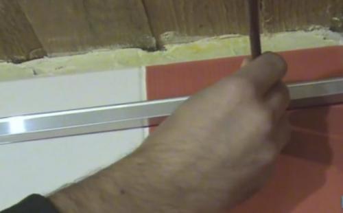 Потолок реечный алюминиевый в ванной. Установка подвесов