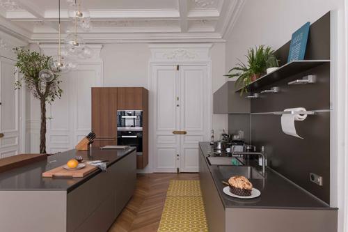 Квартира с витражным окном и необычными обоями 03