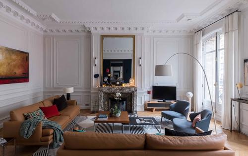 Квартира с витражным окном и необычными обоями 09