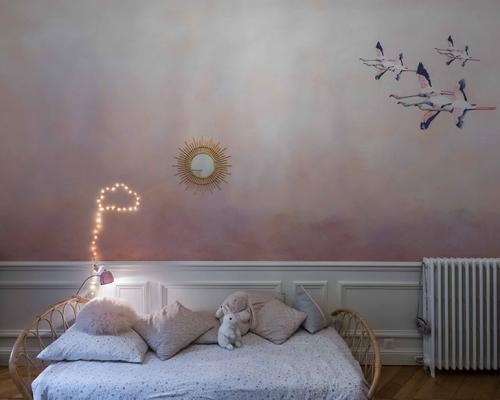 Квартира с витражным окном и необычными обоями 22