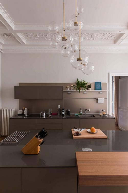 Квартира с витражным окном и необычными обоями 01