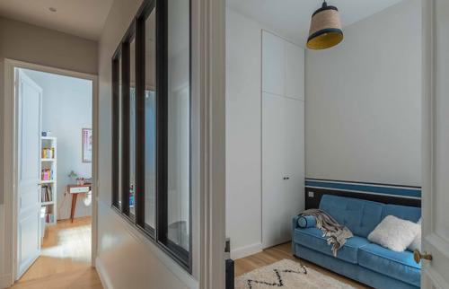 Квартира с витражным окном и необычными обоями 19