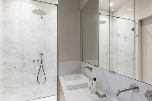 Квартира с витражным окном и необычными обоями 17