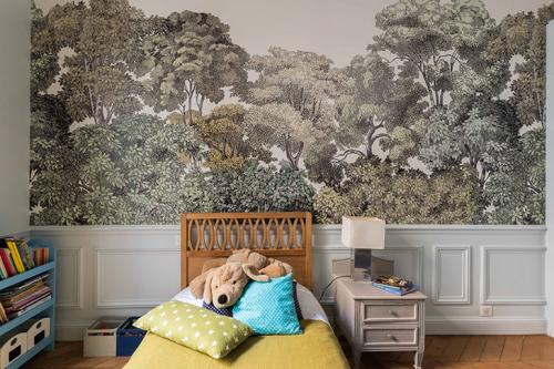 Квартира с витражным окном и необычными обоями 20