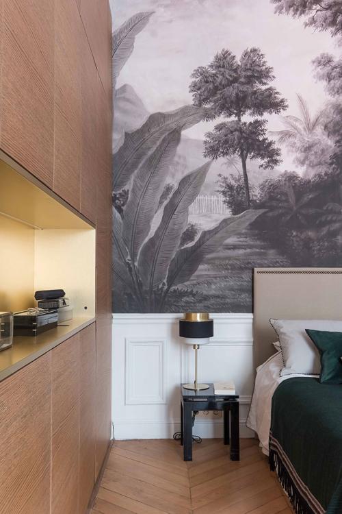 Квартира с витражным окном и необычными обоями 14