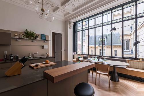 Квартира с витражным окном и необычными обоями 04