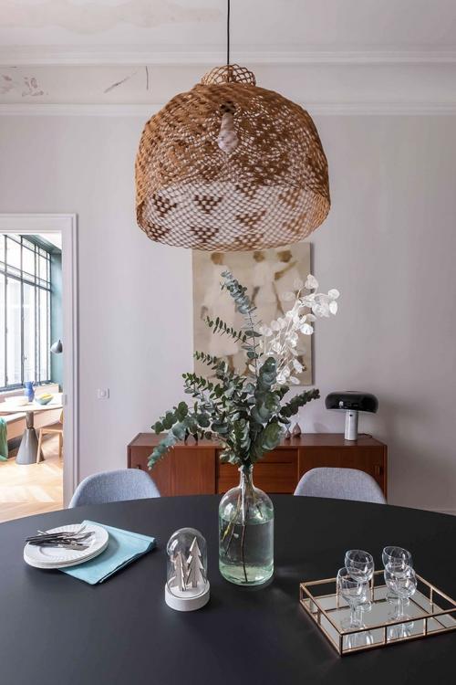 Квартира с витражным окном и необычными обоями 06