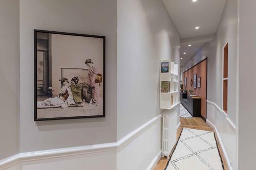 Квартира с витражным окном и необычными обоями 12