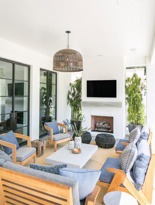 Дом с большой гардеробной и красивым задним двором 17