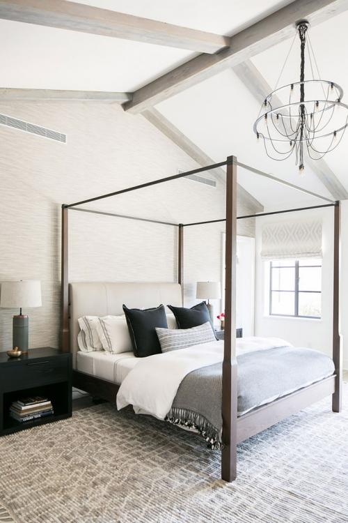 Дом с большой гардеробной и красивым задним двором 11