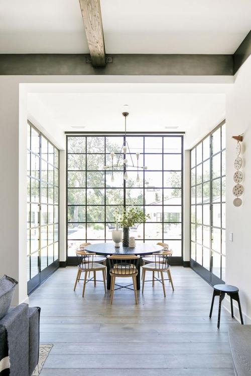 Дом с большой гардеробной и красивым задним двором 06