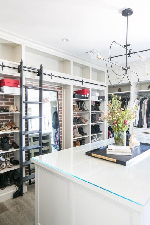 Дом с большой гардеробной и красивым задним двором 16