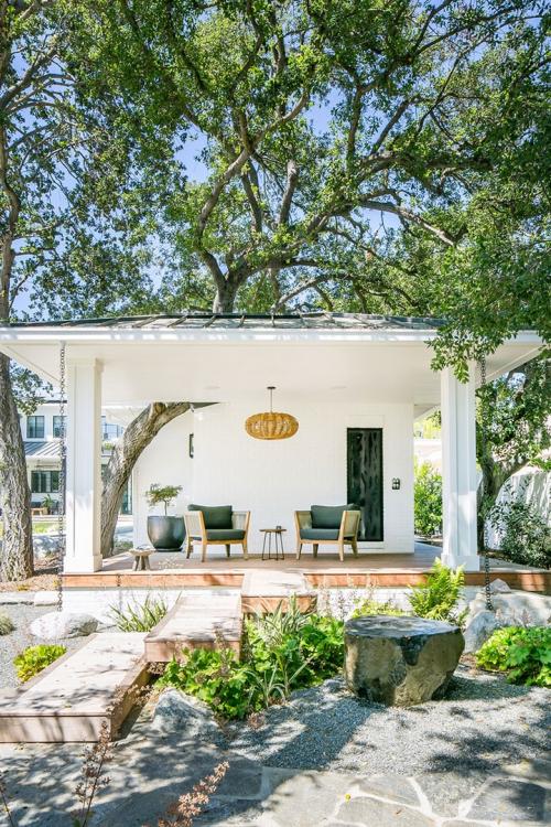 Дом с большой гардеробной и красивым задним двором 18