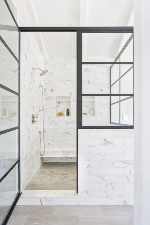 Дом с большой гардеробной и красивым задним двором 14