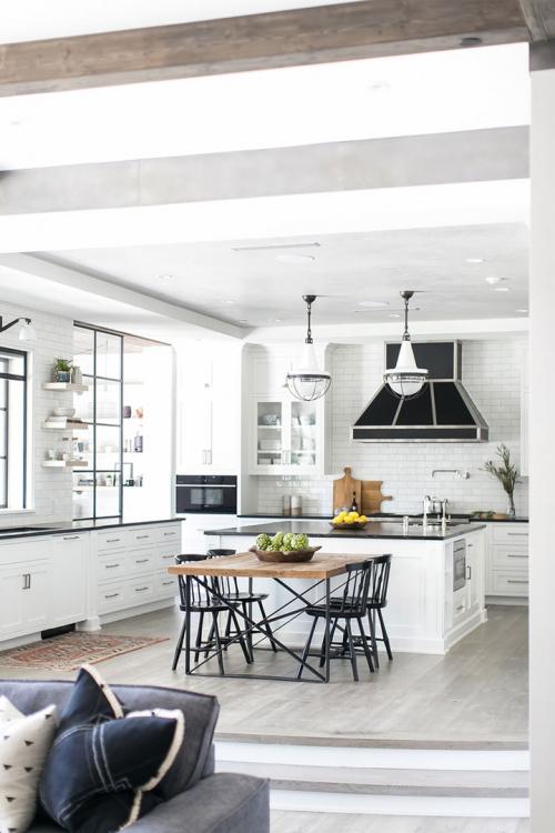 Дом с большой гардеробной и красивым задним двором 03