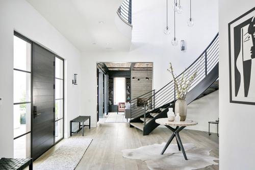 Дом с большой гардеробной и красивым задним двором 01