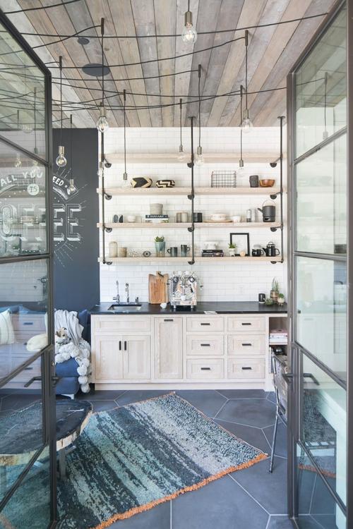 Дом с большой гардеробной и красивым задним двором 07