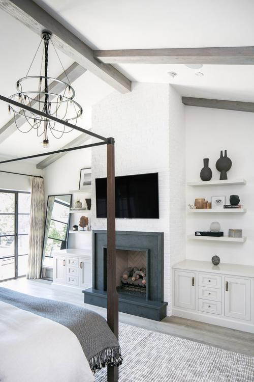 Дом с большой гардеробной и красивым задним двором 12