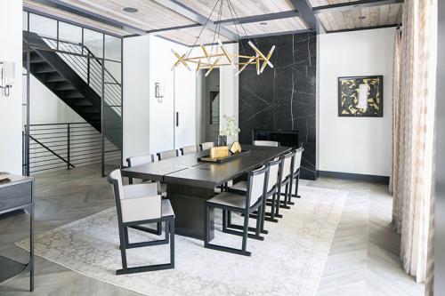 Дом с большой гардеробной и красивым задним двором 10