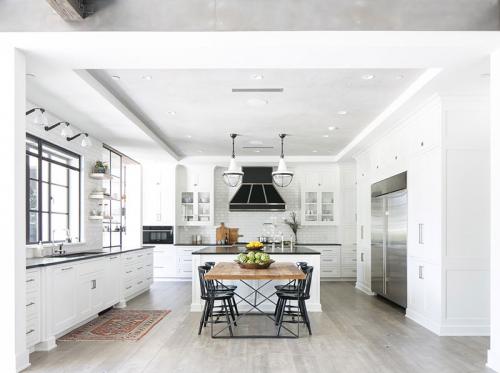 Дом с большой гардеробной и красивым задним двором 04