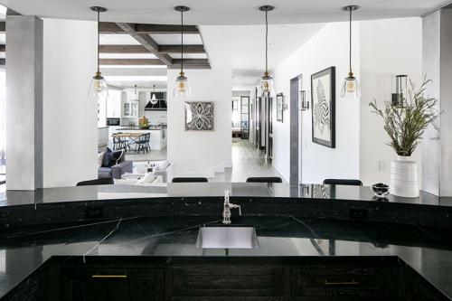 Дом с большой гардеробной и красивым задним двором 05