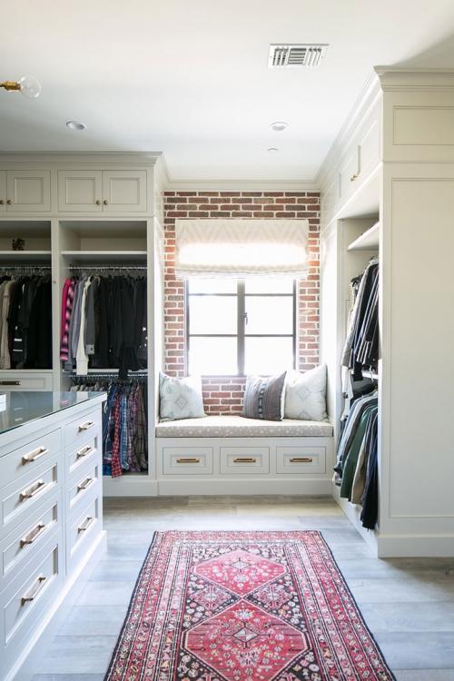 Дом с большой гардеробной и красивым задним двором 15