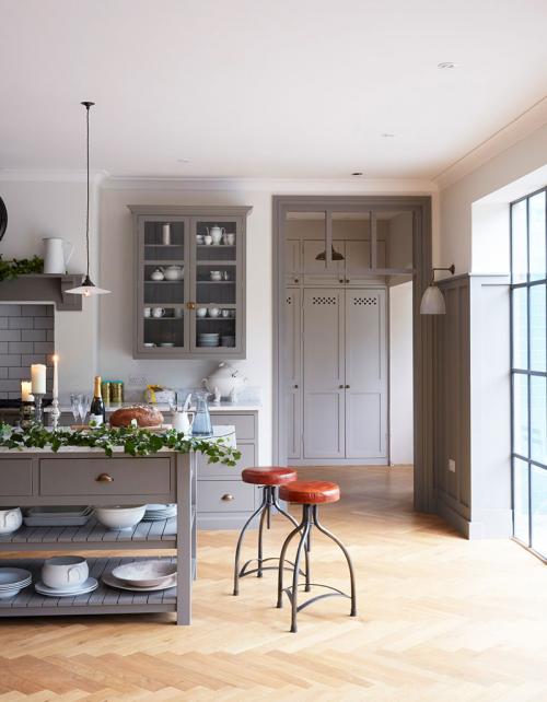 Три ёлки и интересные детали: праздничный декор для яркого дома в Лондоне 05