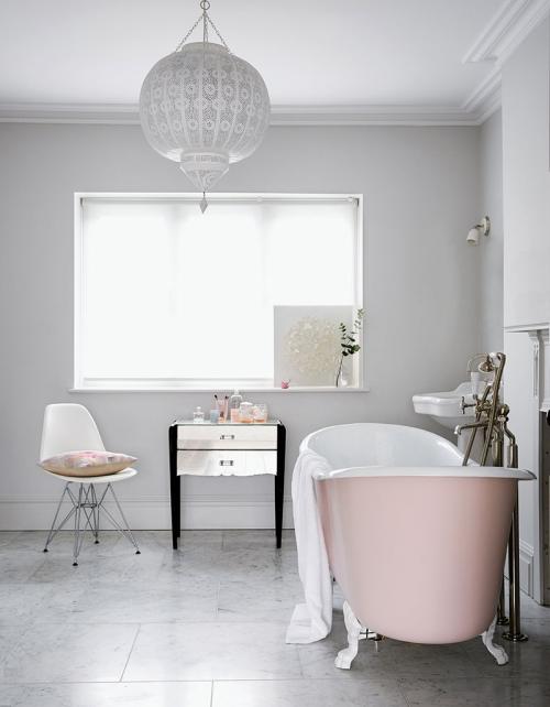 Три ёлки и интересные детали: праздничный декор для яркого дома в Лондоне 11