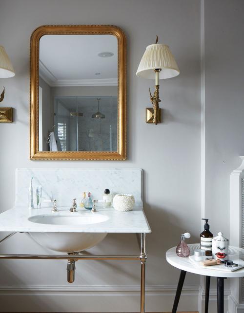 Три ёлки и интересные детали: праздничный декор для яркого дома в Лондоне 17