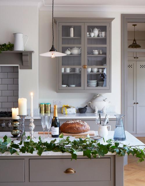 Три ёлки и интересные детали: праздничный декор для яркого дома в Лондоне 06