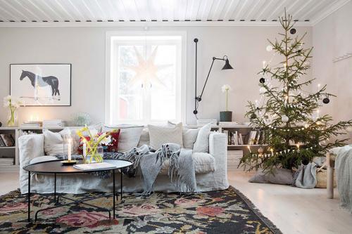 Рождественская атмосфера в небольшом доме 08