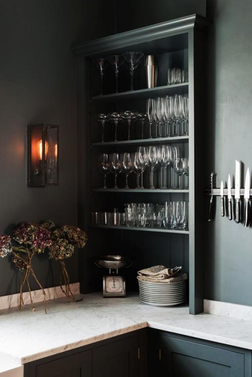 Прекрасная кухня в темных тонах 04