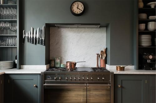 Прекрасная кухня в темных тонах 02