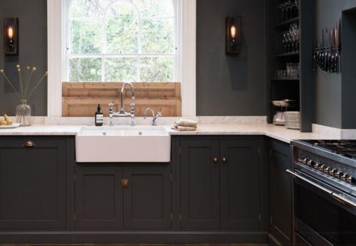 Прекрасная кухня в темных тонах 03