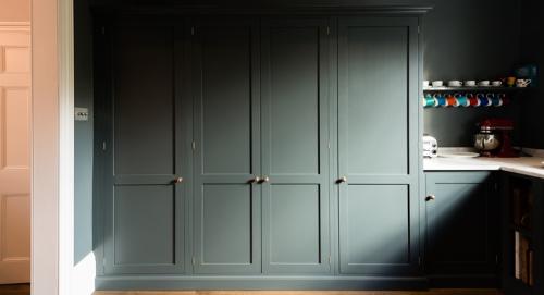 Прекрасная кухня в темных тонах 05