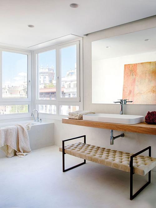 Яркая квартира с живым деревом 09