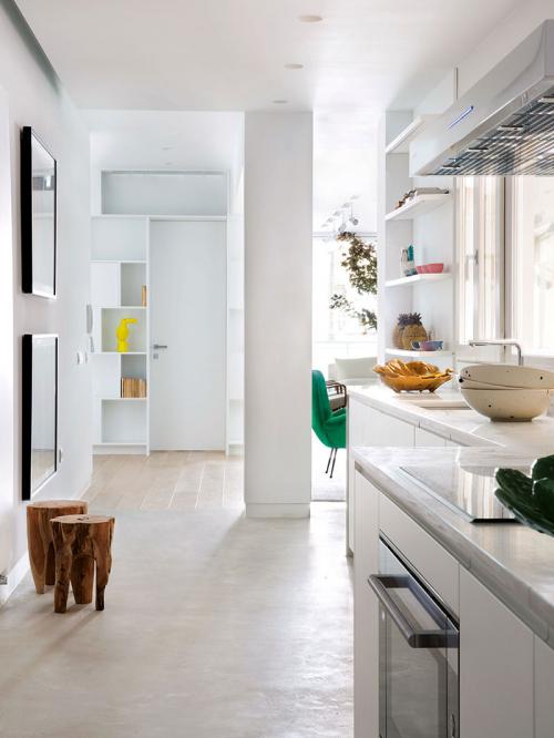 Яркая квартира с живым деревом 07