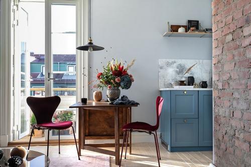 Красивый интерьер в оттенках синего (47 кв. м) 01