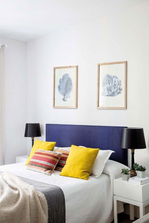 Квартира с яркой мебелью и ванной в спальне 11