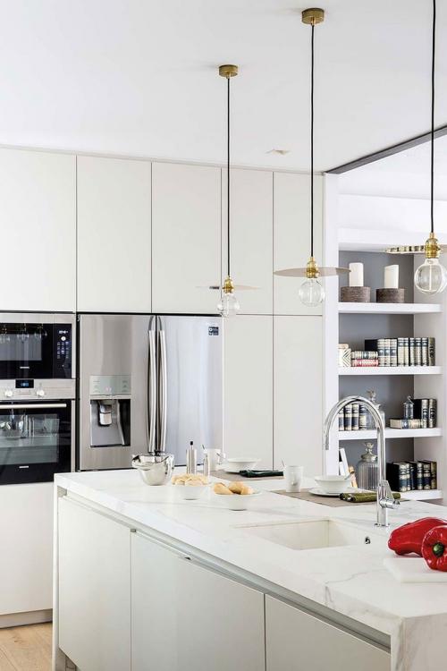 Квартира с яркой мебелью и ванной в спальне 09