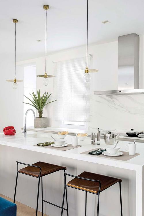 Квартира с яркой мебелью и ванной в спальне 07