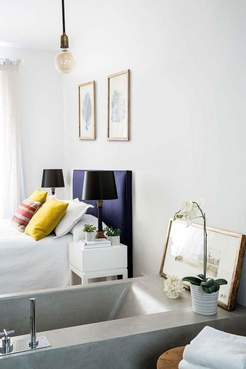 Квартира с яркой мебелью и ванной в спальне 12