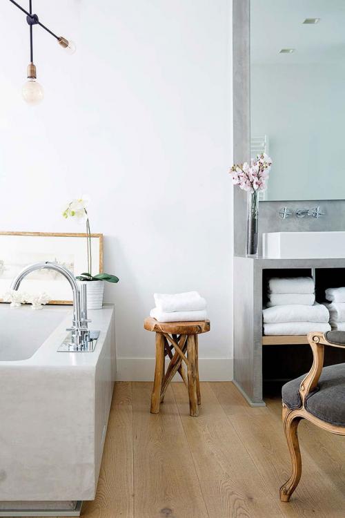 Квартира с яркой мебелью и ванной в спальне 14