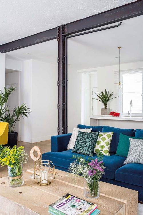 Квартира с яркой мебелью и ванной в спальне 03