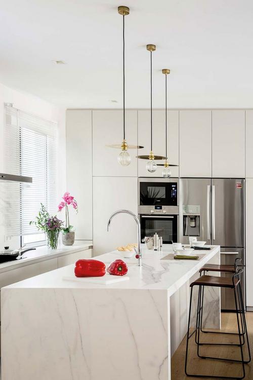 Квартира с яркой мебелью и ванной в спальне 08