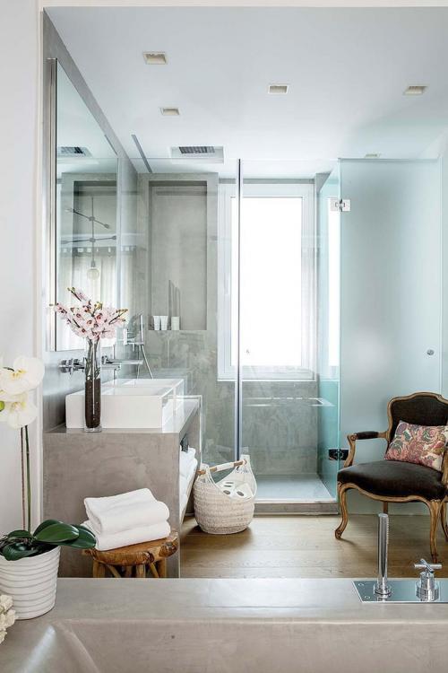 Квартира с яркой мебелью и ванной в спальне 15