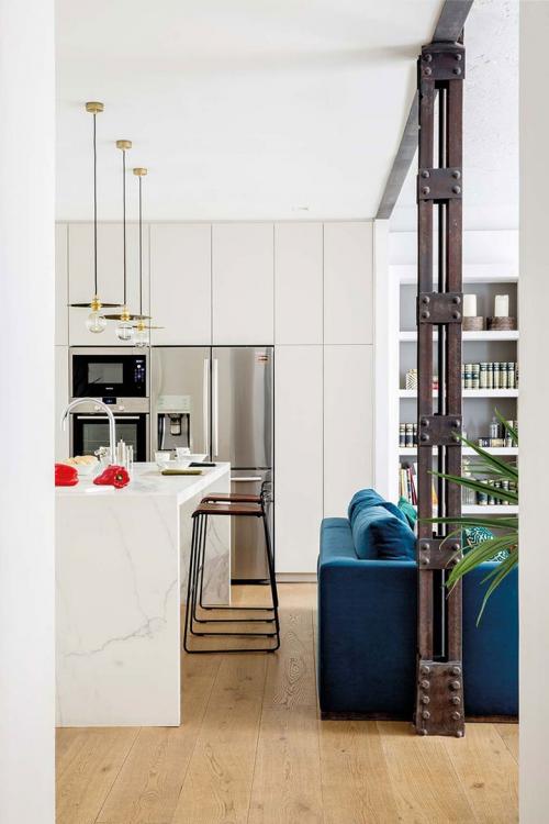 Квартира с яркой мебелью и ванной в спальне 02