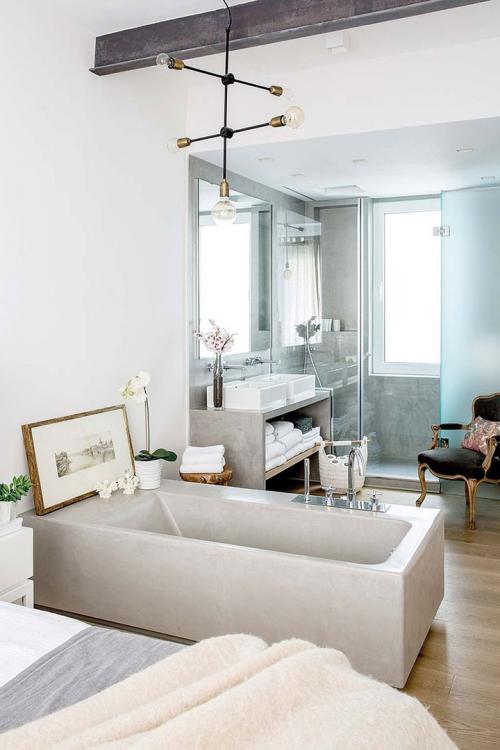 Квартира с яркой мебелью и ванной в спальне 13