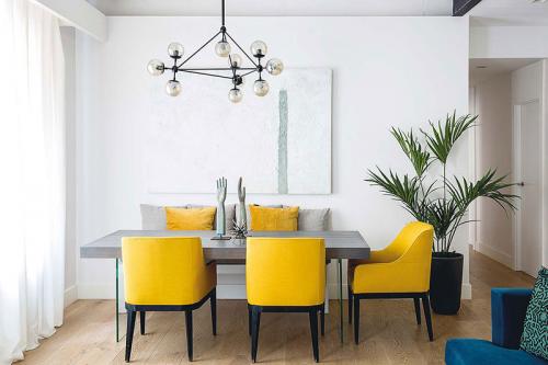 Квартира с яркой мебелью и ванной в спальне 10