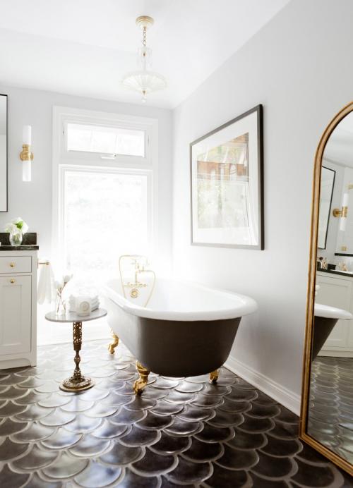 Стильная ванная с картиной и гламурными деталями 03